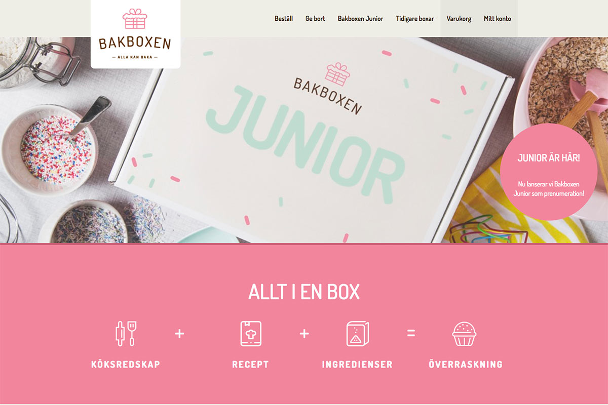 A closed Bakboxen Junior subscription box with flour, sprinkles and oats around it.